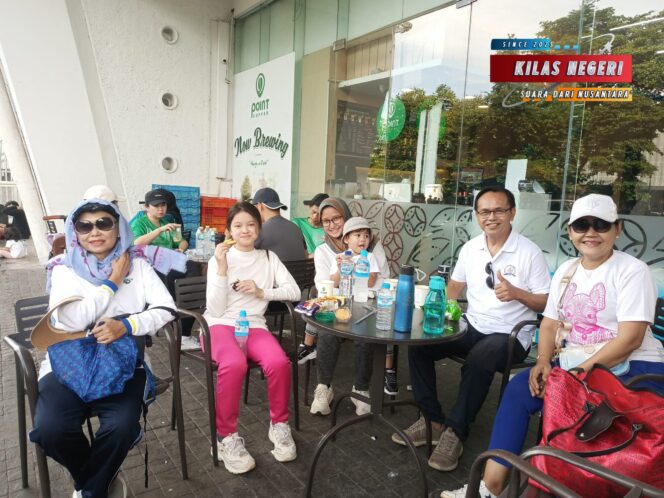 
Puluhan Orang Meriahkan Jalan Santai Gerakan Pendidikan Indonesia Baru di GBK