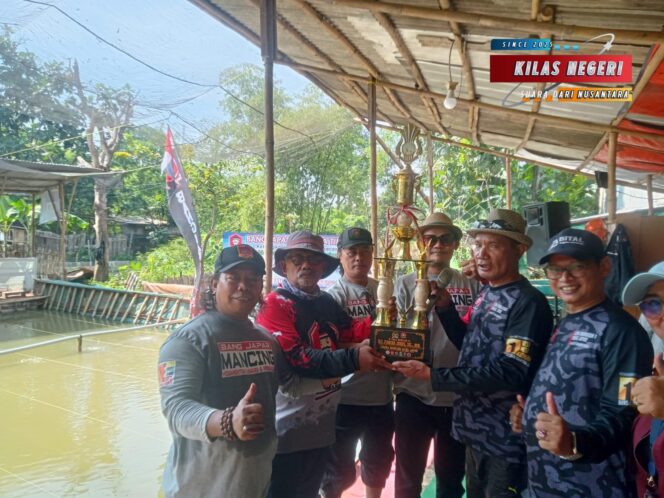 
Piala Bergilir Fahira Idris diperebutkan dalam Gelar Perlombaan Mancing Bang Japar di Hari Pahlawan.