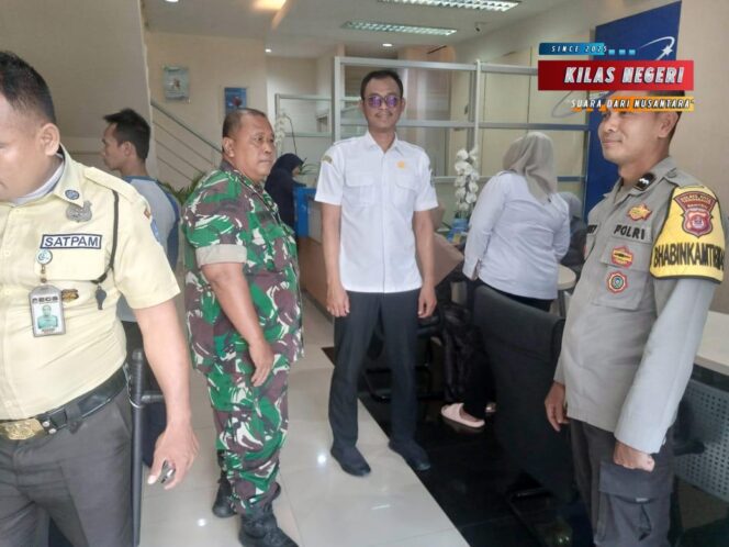 
Koramil 14/Panongan Kawal Penyaluran BLT Dana Desa Peusar di Bank BJB Citra Raya