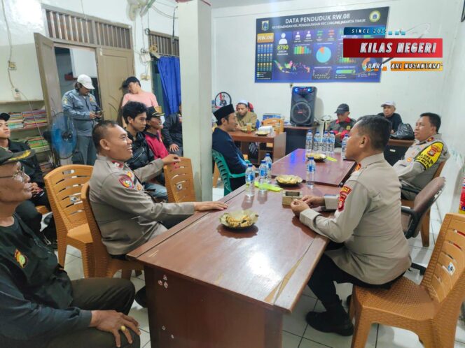 
Kapolsek Cakung Gelar “Ngopi Kamtibmas” Bersama Warga RW 08 Penggilingan, Bahas Curanmor hingga Tawuran Remaja