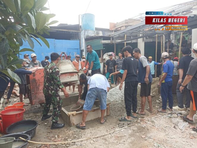 
Babinsa Koramil Curug, Gotong Royong Bangun Dapur Umum Ponpes