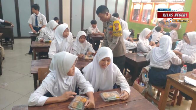 
Polisi Hadir Mengawal Kepedulian: Makanan Bergizi untuk Warga dan Pelajar Rawa Terate