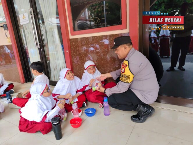 
Polisi Mengawal Gizi Generasi Bangsa: Kehangatan Kepedulian di Sekolah-Sekolah Penggilingan
