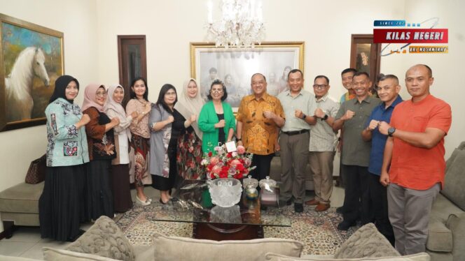 
Danrem 052/Wkr Lakukan Kunjungan Kehormatan ke Letjen TNI (Purn) Marciano Norman Jelang HUT ke-76 Kodam Jaya