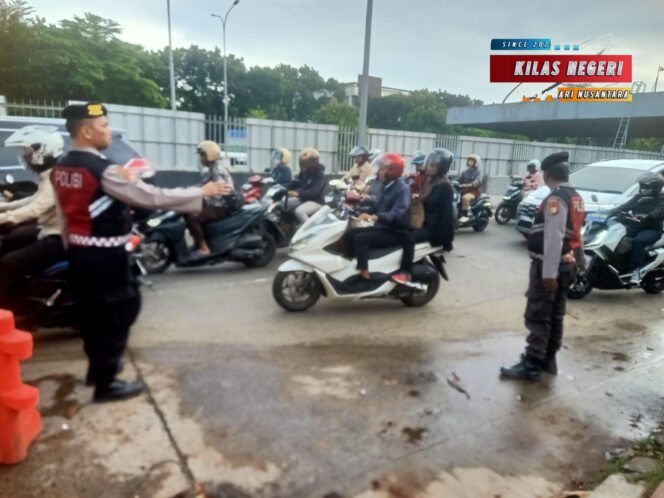 
Polisi Sigap di Jam Pagi, Pengaturan Lalu Lintas Polsek Cipayung Pastikan Arus Tetap Lancar