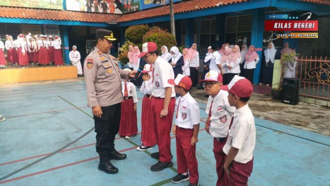 
Polisi Menjadi Teladan di Sekolah, Kapolsek Makasar Tanamkan Disiplin dan Akhlak Sejak Dini
