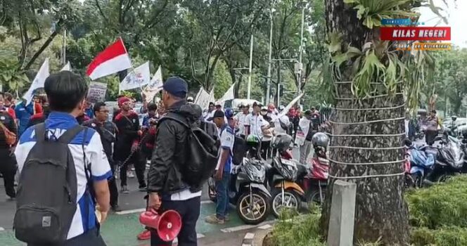 
Gaji di Potong, Massa dari Federasi Serikat Pekerja Metal Indonesia (FSPMI) Tuntut Pemprov DKI Jakarta Berani Tindak Pengusaha Yang Langgar Hukum