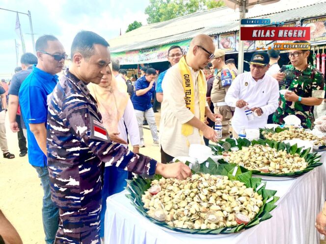
Danlanal Bintan Ikut Meriahkan Pesta Gonggong di Gurun Pasir Telaga Biru