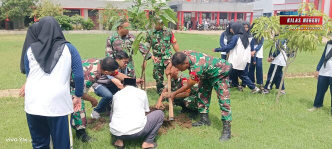 
Jaga Bumi, Jaga Jayakarta: Koramil 05/Bantargebang Tanam Puluhan Pohon di Sekolah dan Ponpes
