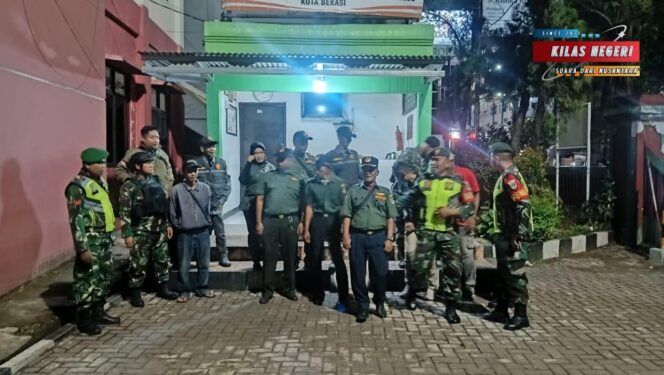 
Sinergi TNI dan Komponen Masyarakat, Koramil 02/Pondok Gede Intensifkan Patroli dan Siskamling Jaga Kamtibmas Wilayah