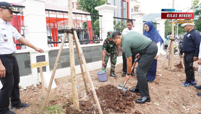 
Kodim 0502/Jakarta Utara melaksanakan kegiatan penanaman pohon dan pembersihan lingkungan dalam rangka memperingati Hari Penanaman Pohon Sedunia