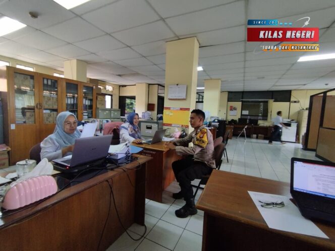 
Brigadir Ardy Pratama Lakukan Sambang Kamtibmas di Kantor Kelurahan Cilangkap