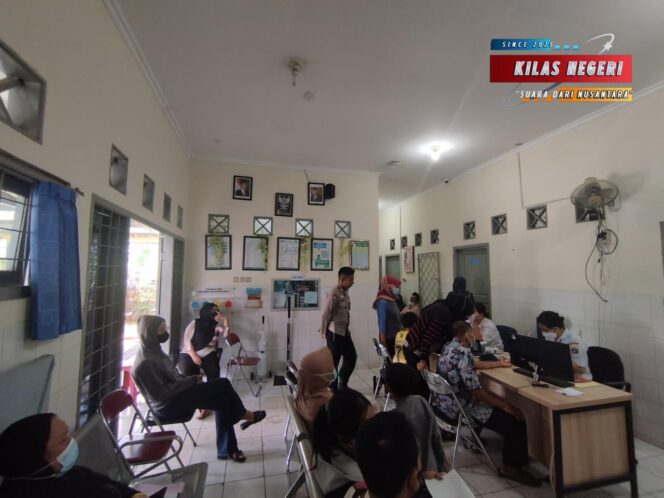 
Bhabinkamtibmas Cilangkap Lakukan Monitoring Keamanan dan Pelayanan Kesehatan di Puskesmas