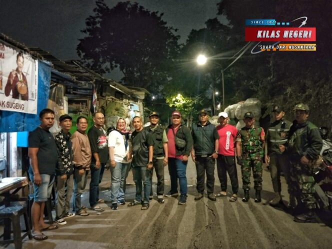 
Sinergi TNI, Aparat dan Warga Perkuat Keamanan Wilayah Pulogadung Lewat Patroli/ Siskamling Keliling