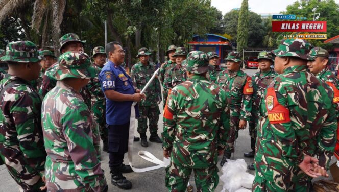
Kodim 0502/Jakarta Utara Gelar Latihan Terpadu Pemadam Kebakaran Bersama Sudin Damkar