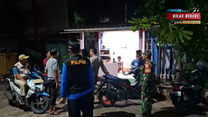 
Ciptakan Wilayah Aman di Kebon Pala, TNI-Polri dan Warga Bersinergi Gelar Siskamling Keliling