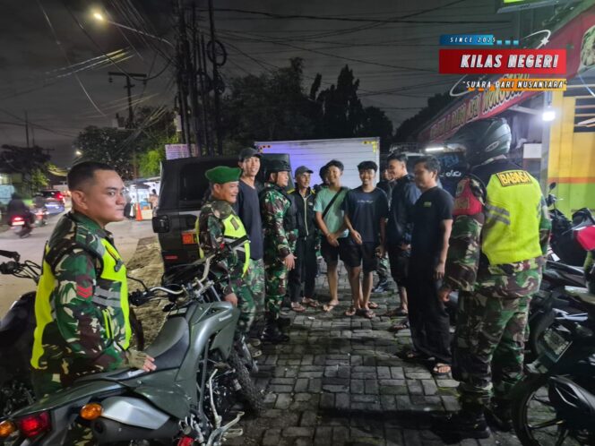 
Sinergi Jaga Malam, Wujudkan Rasa Aman Koramil 02/Pondok Gede Gelar Patroli dan Siskamling Bersama Komcad, Komduk dan Komas