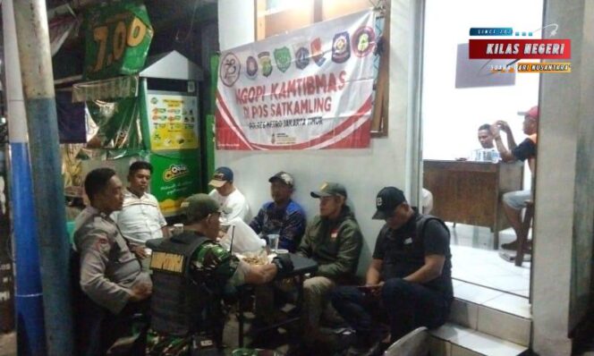 
Ngopi Bareng Polisi, Warga Pinang Ranti Merajut Rasa Aman dari Pos Kamling