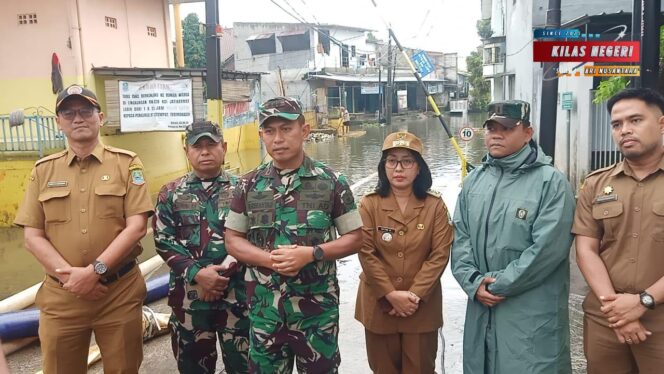 
Sigap di Tengah Banjir, Dandim 0507/Bekasi Turun Langsung Pantau Genangan di Jatiasih