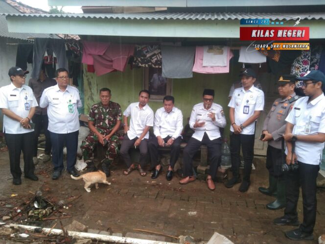 
Danramil Kresek Dampingi Bupati Tinjau Rumah Roboh Kresek