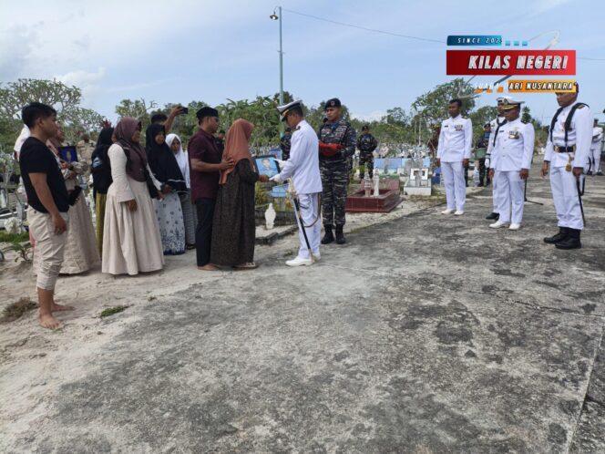 
Komandan Lanal Dabo Singkep Pimpin Upacara Militer Pemakaman Almarhum Serda Bah Ardi Mustakim