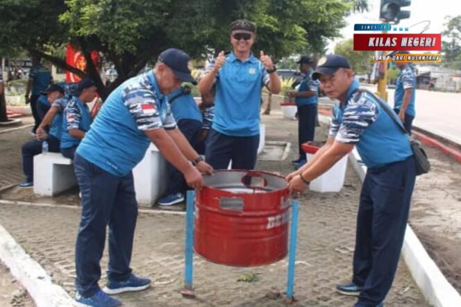 
Prajurit Lanal Bengkulu Rawat dan Bersihkan Tugu Hiu Sambut Hari Dharma Samudera