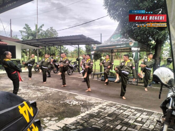 
Tingkatkan Kemampuan dan Ketangkasan Prajurit, Kodim 0507/Bekasi Gelar Latihan Pencak Silat Militer