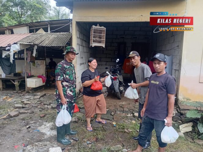 
Pastikan Bantuan Banjir Tepat Sasaran, Babinsa Antarkan Ke Rumah Warga