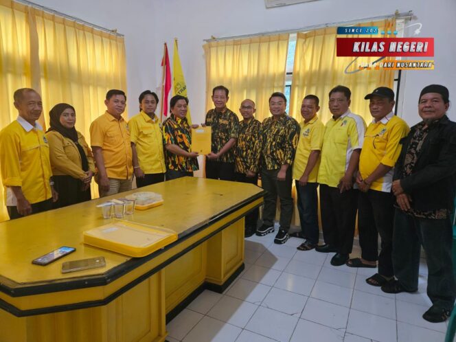 
Darlian Pone Kembalikan Formulir Pendaftaran Calon Ketua DPD Partai Golkar Kabupaten Way Kanan