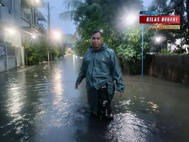 
Sigap di Tengah Banjir, Babinsa Pengasinan Turun Langsung Dampingi Warga Terdampak