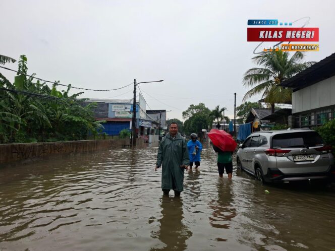 
Sigap Atasi Genangan, Babinsa Margahayu Turun Langsung Bersihkan Pintu Air dan Dampingi Warga