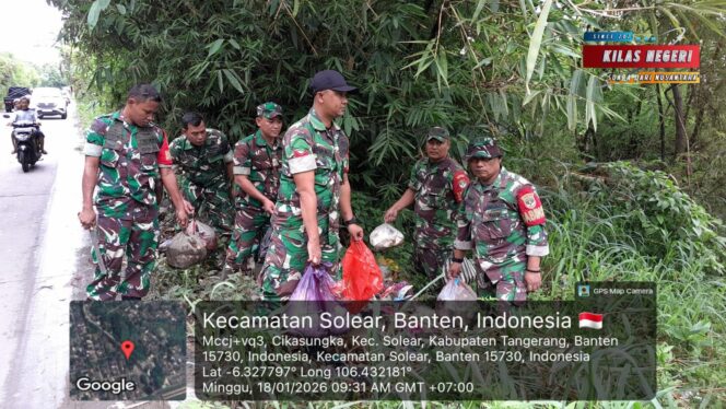 
Wujud Nyata Kepedulian Lingkungan, Babinsa Koramil 13/Cisoka Bersihkan Sampah