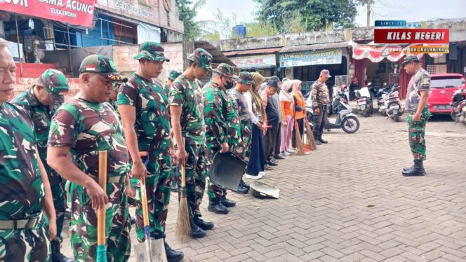
Satgas Sampah Kodim 0510/Tigaraksa Bersama Warga Atasi Sampah Pasar Legok