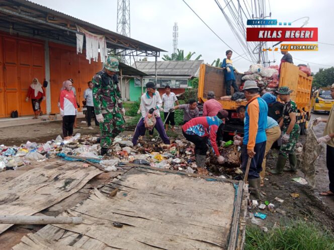 
Satgas Sampah Kodim 0510/Trs Bersihkan Jalur Balaraja-Kronjo