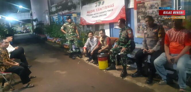 
Ciptakan Lingkungan Aman dan Kondusif, Koramil 07/Cipayung Gelar Patroli/Siskamling Keliling Bersama Komduk di Wilayah Setu