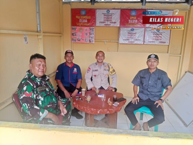 
Babinsa Koramil 14/Panongan Perkuat Kamtibmas Melalui Komsos di Desa Ranca Iyuh