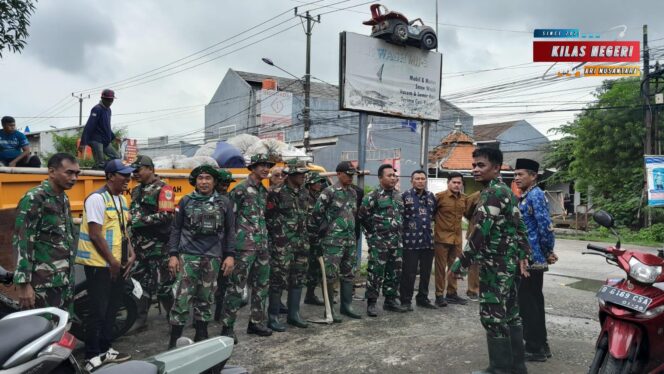 
Aksi Satgas Sampah Kodim 0510/Tigaraksa Bersihkan Sampah Sisi Kali