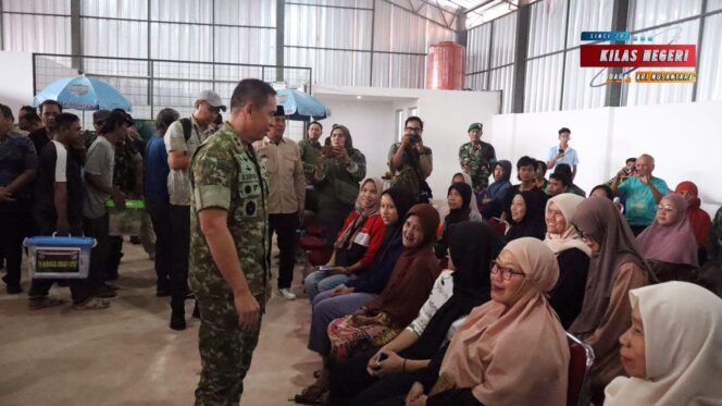 
Danrem 052/Wkr dampingi Pangdam Jaya Tinjau KDKMP Pondok Aren, Serahkan Kunci Program RLTH dan Bantuan Sosial