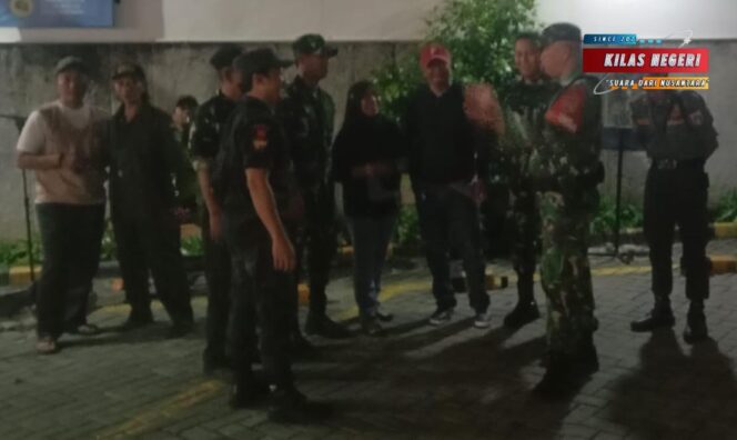 
TNI–Polri dan Warga Matraman Kompak Gelar Patroli/Siskamling Keliling