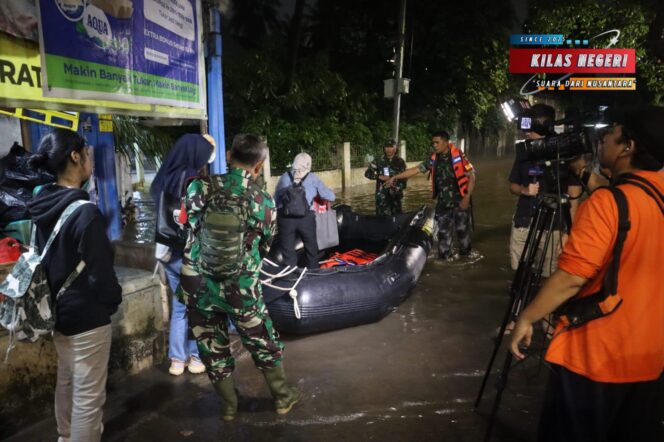 
Banjir merendam daerah pemukiman Pondok Karya di Mampang Prapatan, Jakarta Selatan