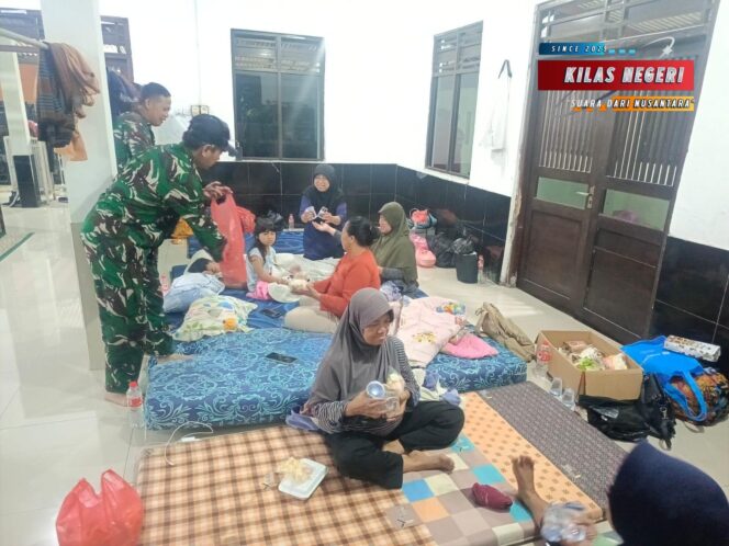 
Danramil 11/Pasar Kemis Pimpin Evakuasi Korban Banjir di Gelam Jaya