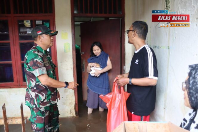 
Babinsa Koramil 05/Kebayoran Baru distribusikan makanan kepada warga korban banjir
