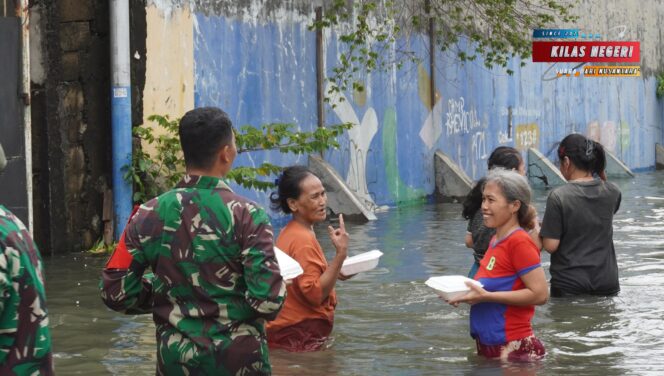 
Kodim 0502/Jakarta Utara Hadir Bantu Warga Terdampak Banjir di Kapuk Muara