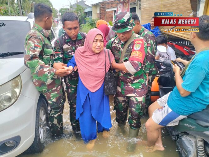 
Korem 051/Wijayakarta Bersama BPBD Kabupaten Bekasi Evakuasi dan Salurkan Bantuan Logistik Korban Banjir di Puri Cikarang