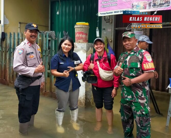 
Babinsa Cipinang Melayu Sigap Tinjau Lokasi Banjir Akibat Jebolnya Waduk Halim