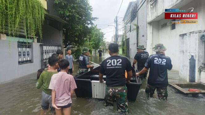 
Prajurit Yonif 202 Bantu Masyarakat Kota Bekasi yang Terdampak Banjir