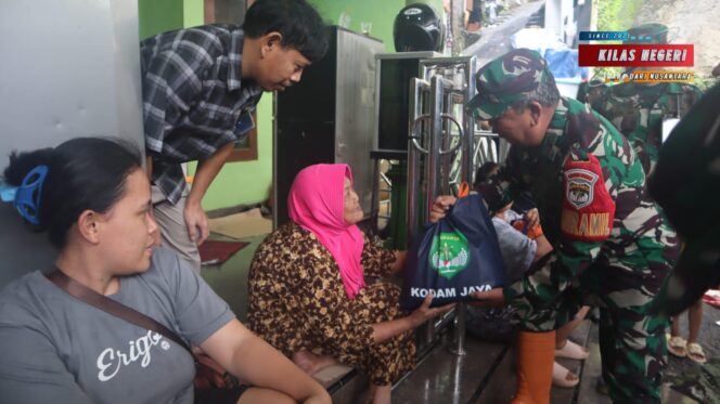 
Kodam Jaya Peduli, Kodim 0504/Jakarta Selatan Bantu Warga Terdampak Banjir