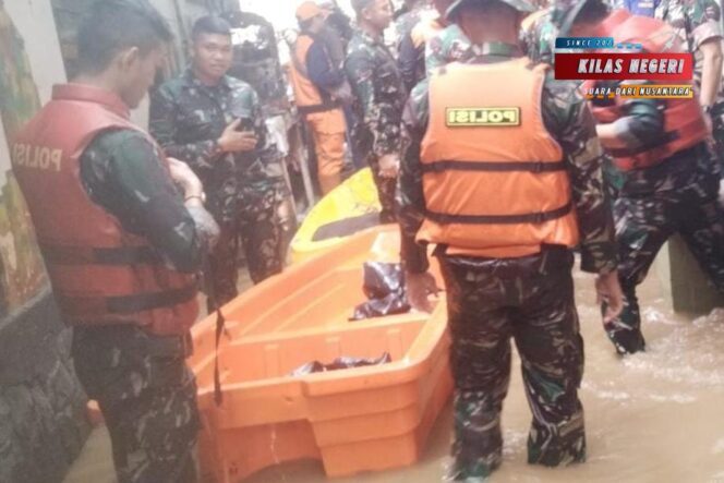 
Babinsa Koramil 01/Jatinegara Sigap Bantu Warga Banjir di Bidara Cina