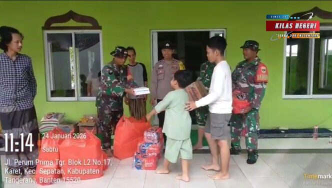 
TNI Hadir di Tengah Warga, Salurkan Bantuan Logistik untuk Korban Banjir di Desa Karet Sepatan