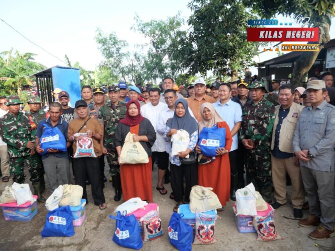 
Sinergi Tanpa Batas, Dandim 0510/Tigaraksa Dampingi Forkopimda Tinjau Banjir Pasar Kemis